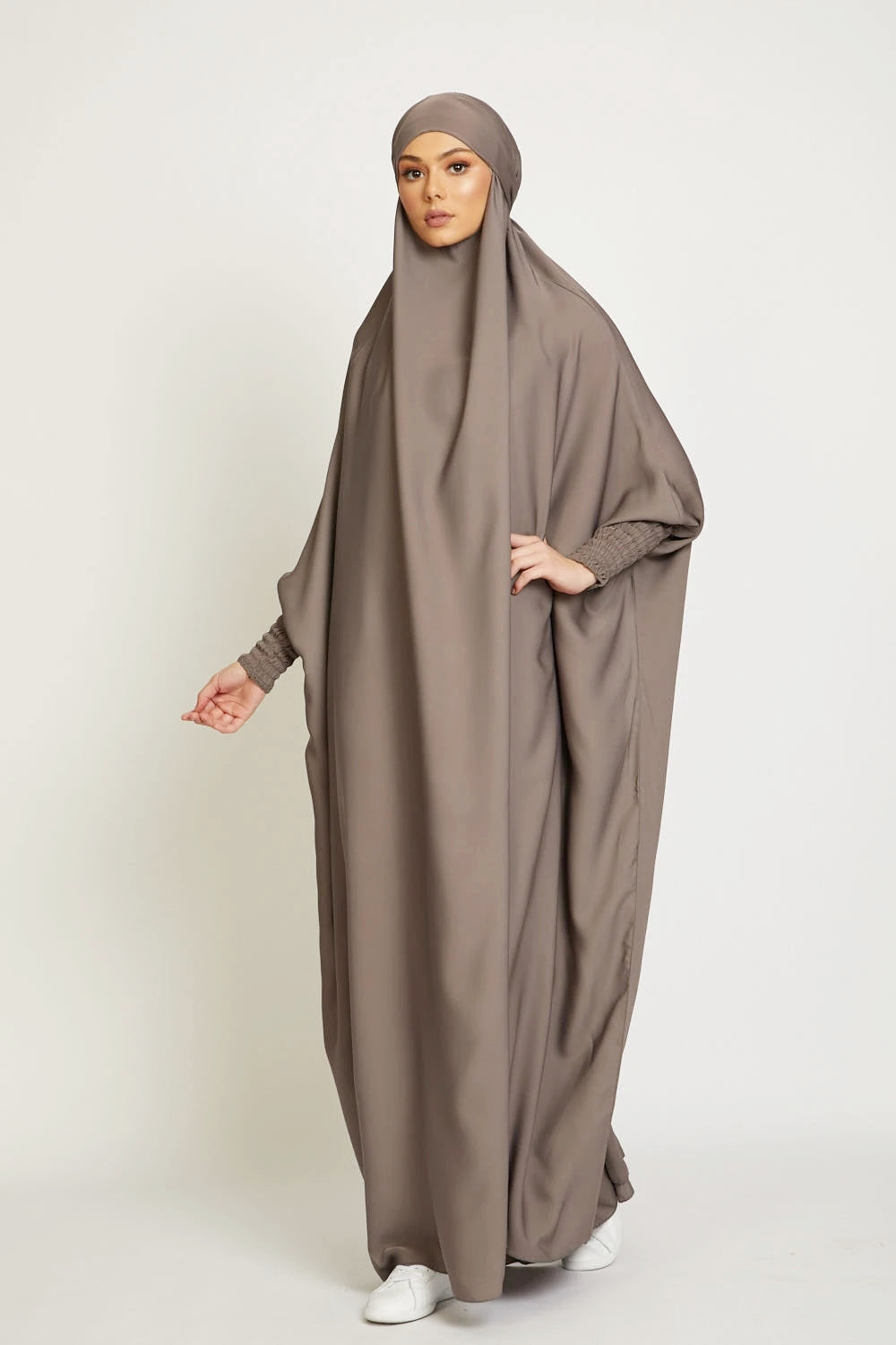 Warm Taupe Zijdezachte Satijn Onepiece Jilbab